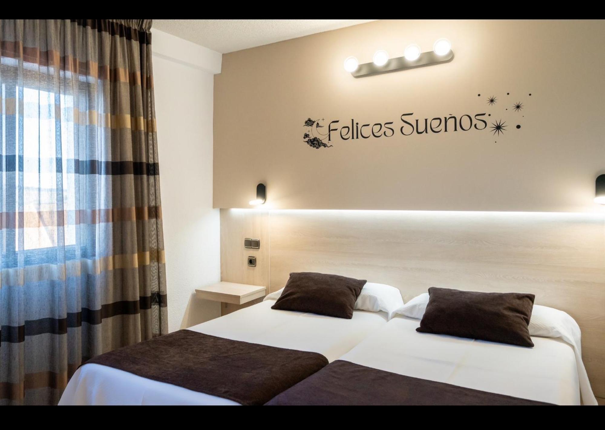 โฮเต็ล โมซาร์เบซ ซลาแมนกา Hotel Mozarbez ภายนอก รูปภาพ