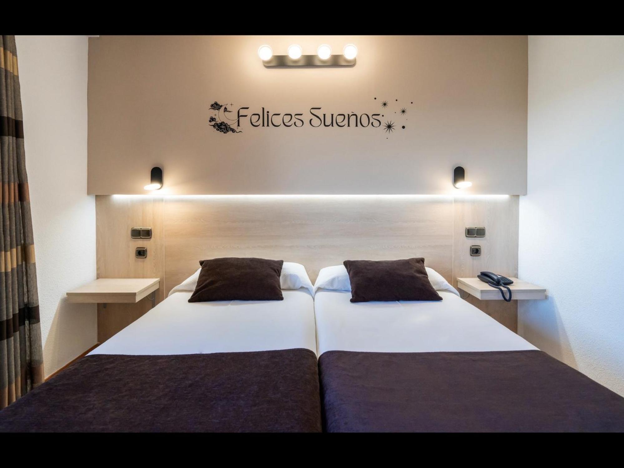 โฮเต็ล โมซาร์เบซ ซลาแมนกา Hotel Mozarbez ภายนอก รูปภาพ