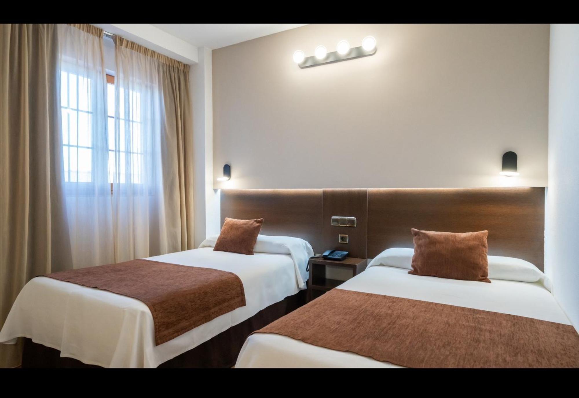 โฮเต็ล โมซาร์เบซ ซลาแมนกา Hotel Mozarbez ภายนอก รูปภาพ
