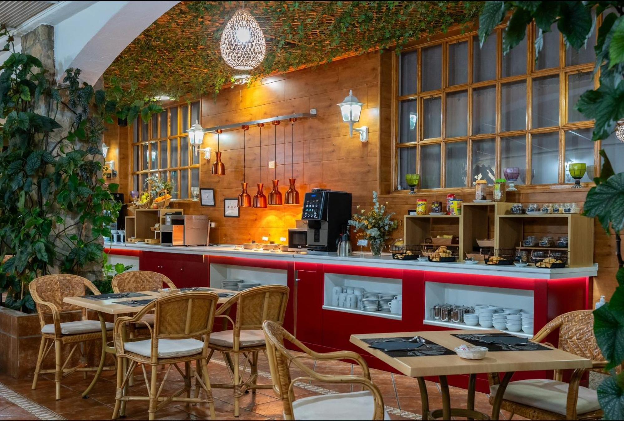 โฮเต็ล โมซาร์เบซ ซลาแมนกา Hotel Mozarbez ภายนอก รูปภาพ