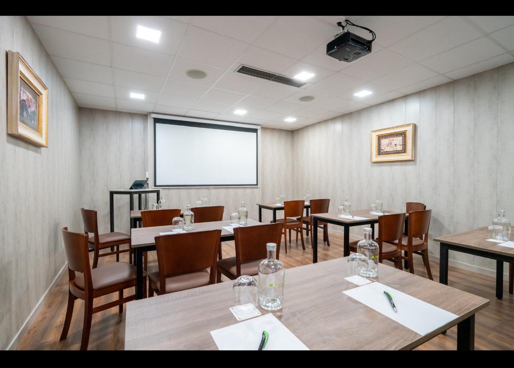 โฮเต็ล โมซาร์เบซ ซลาแมนกา Hotel Mozarbez ภายนอก รูปภาพ