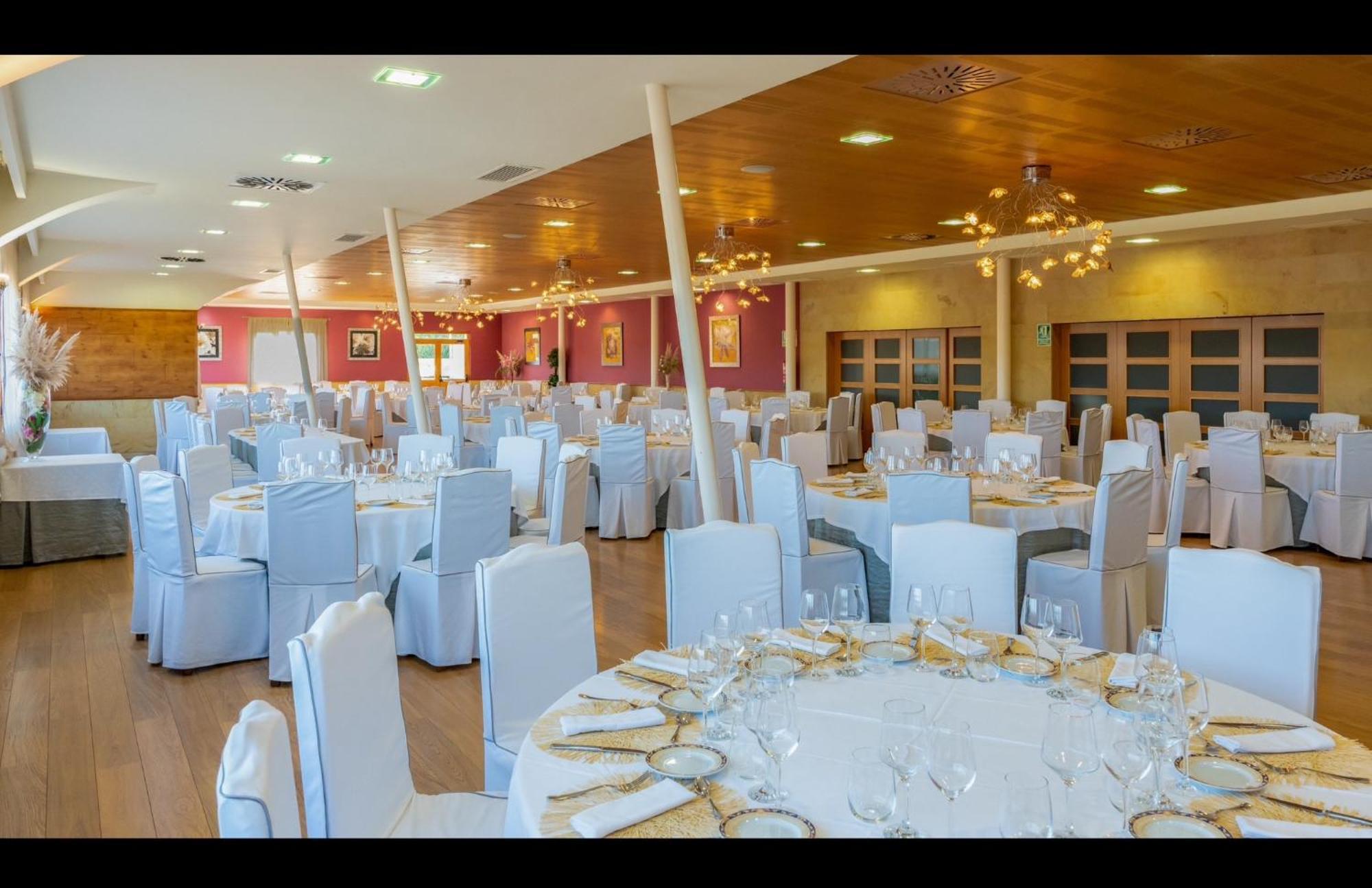 โฮเต็ล โมซาร์เบซ ซลาแมนกา Hotel Mozarbez ภายนอก รูปภาพ