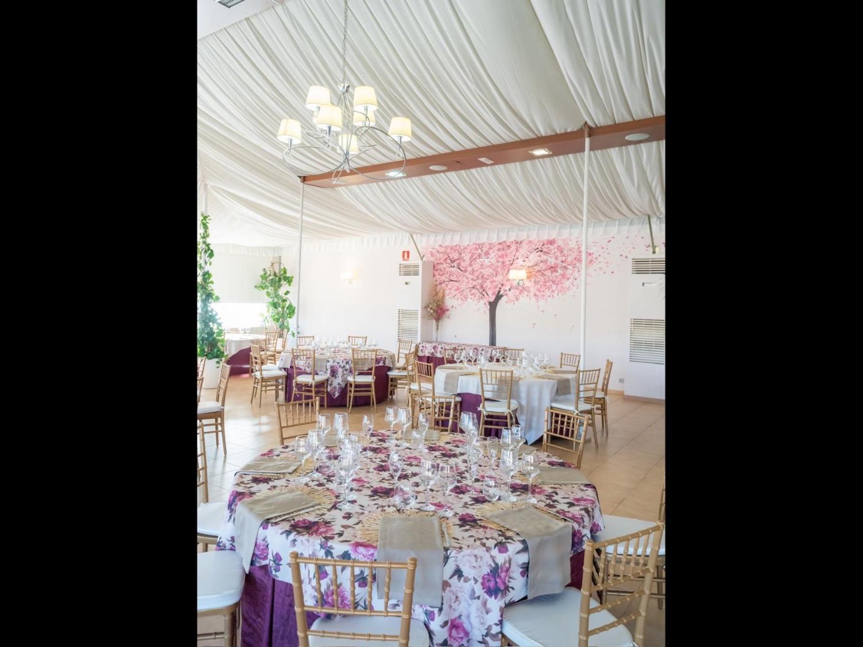 โฮเต็ล โมซาร์เบซ ซลาแมนกา Hotel Mozarbez ภายนอก รูปภาพ