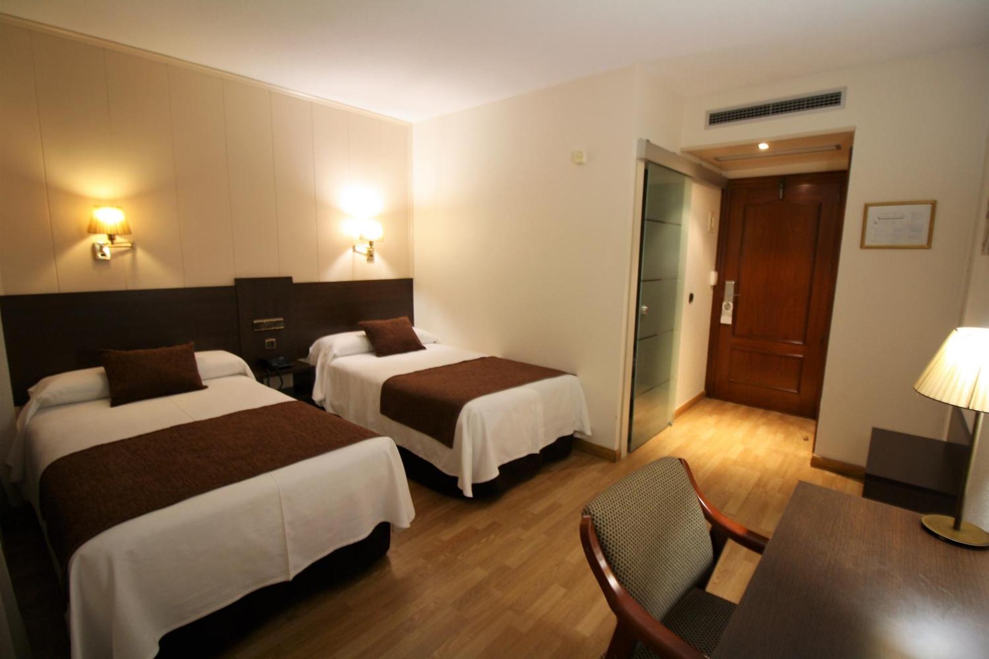 โฮเต็ล โมซาร์เบซ ซลาแมนกา Hotel Mozarbez ภายนอก รูปภาพ